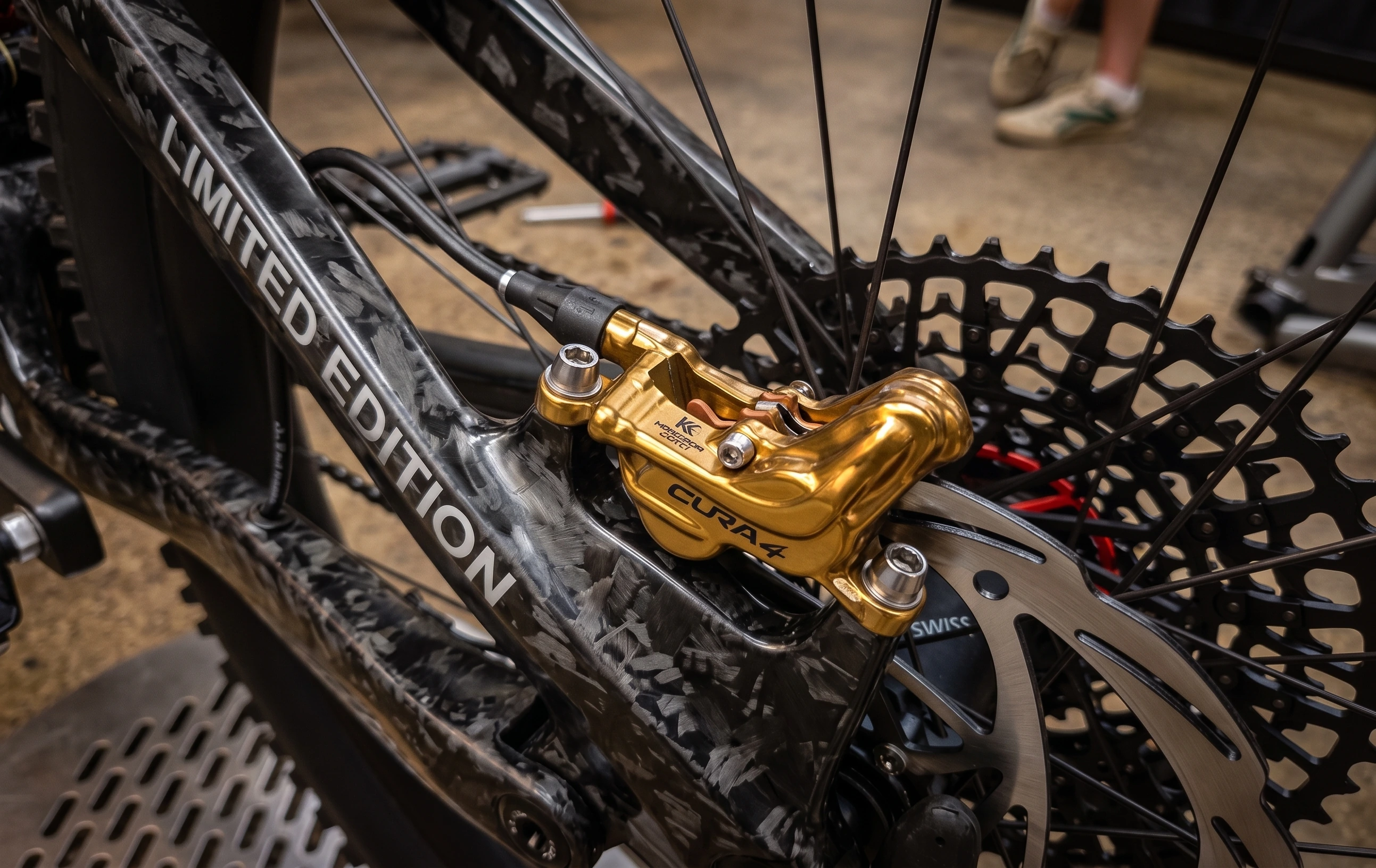 Bezprzewodowy napęd SRAM X0 Eagle AXS i hamulce Formula Cura 4